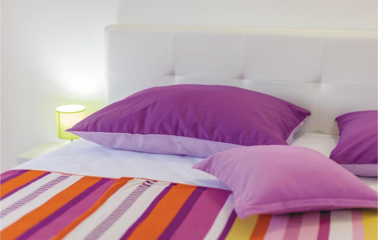 Lovely Apartment In Kastel Stafilic With Jacuzzi Kastela Ngoại thất bức ảnh