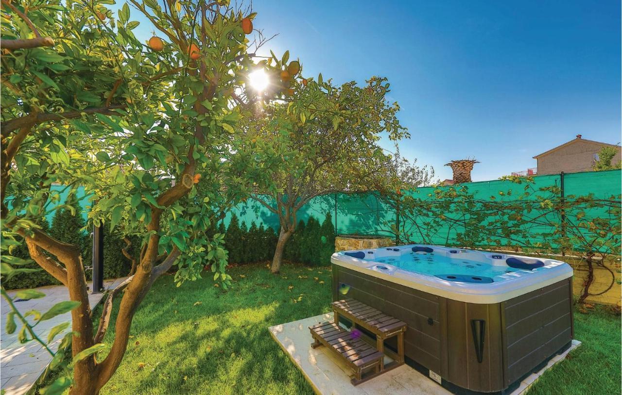Lovely Apartment In Kastel Stafilic With Jacuzzi Kastela Ngoại thất bức ảnh