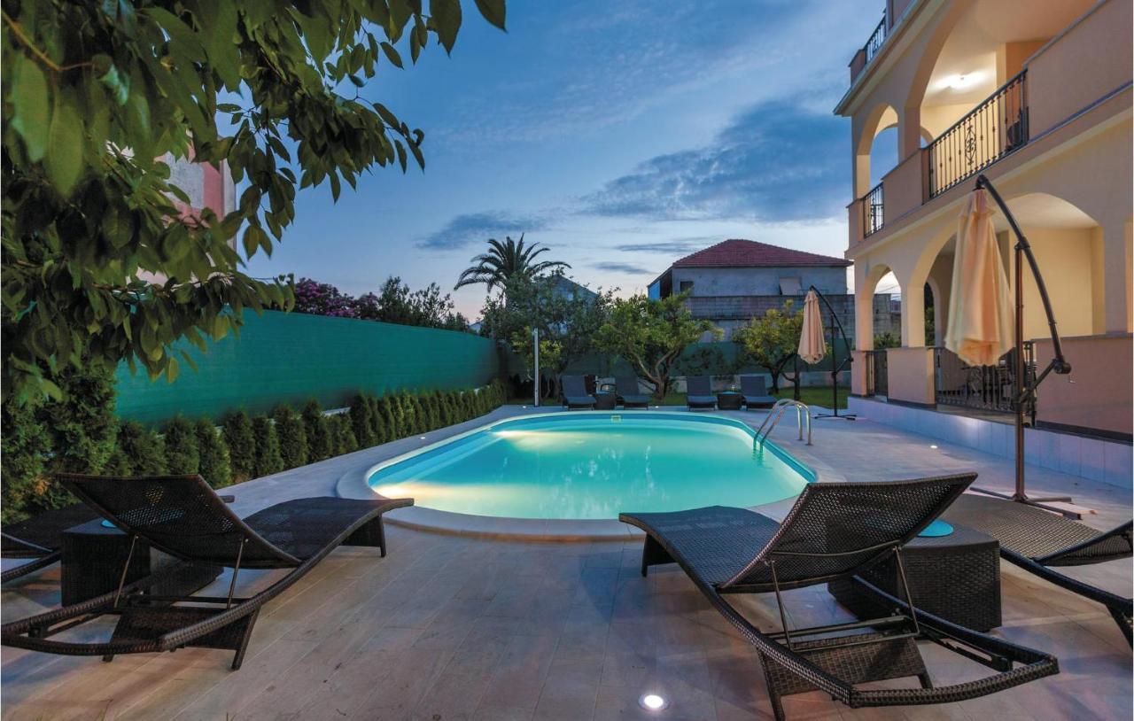 Lovely Apartment In Kastel Stafilic With Jacuzzi Kastela Ngoại thất bức ảnh