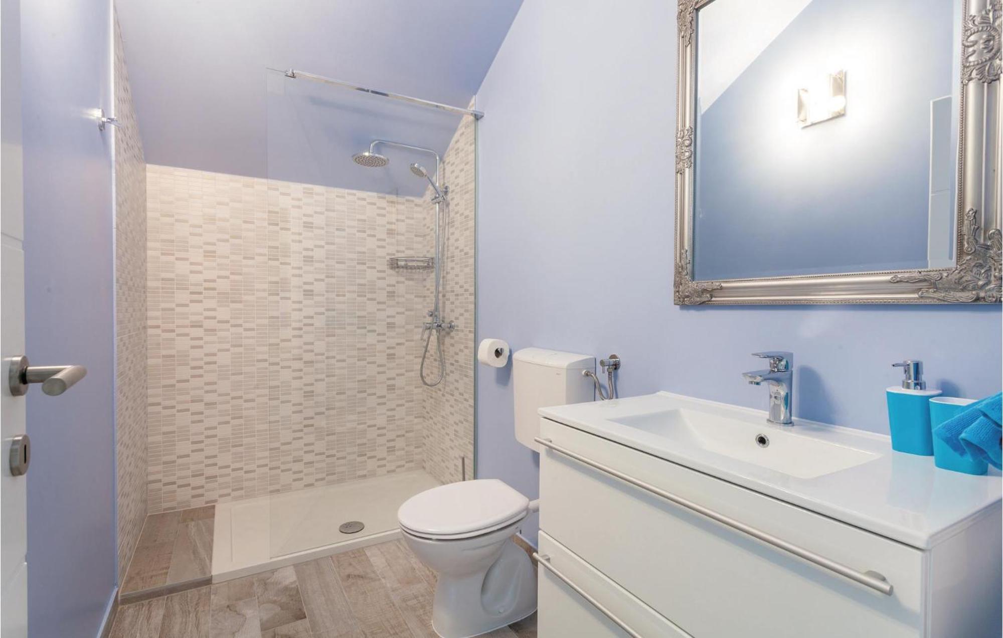 Lovely Apartment In Kastel Stafilic With Jacuzzi Kastela Ngoại thất bức ảnh